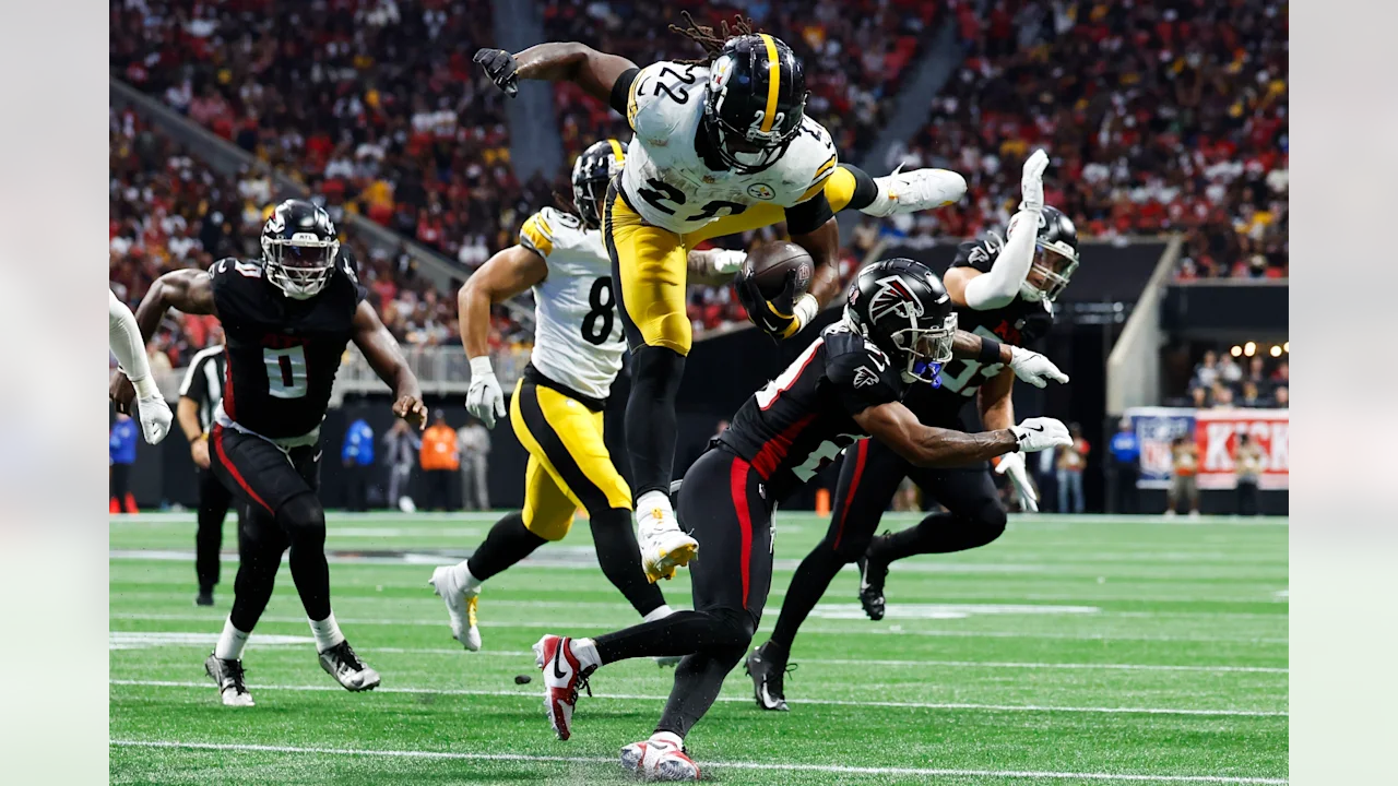 Pittsburgh Steelers Najee Harris jumping